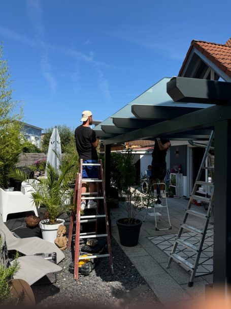Terrassenüberdachung montieren in Vogtsburg - Schutz und Komfort für Ihren Außenbereich.